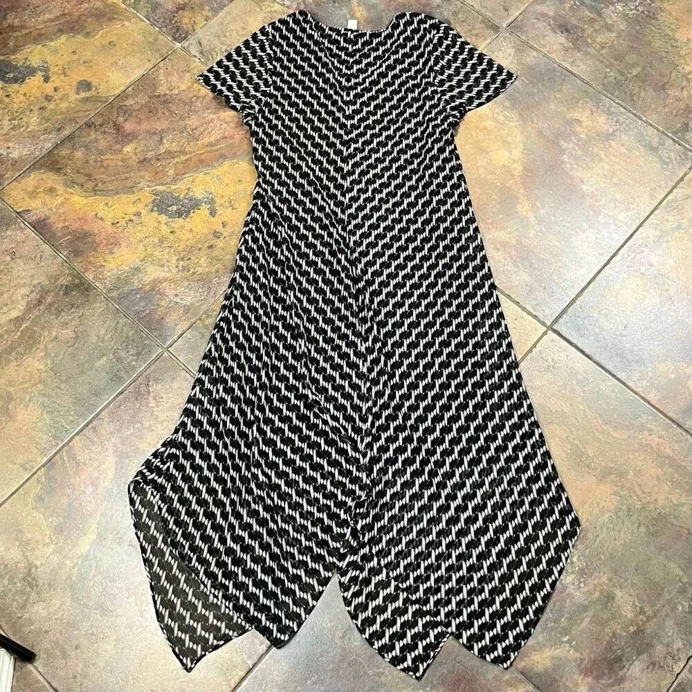 Chico’s Black and White Short Sleeve V-neck Maxi Dress 2 12 - Picture 9 of 9